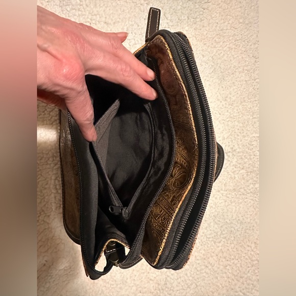 Relic Quality Brand by Fossil tooled faux leather cross body purse vegan - Picture 9 of 16